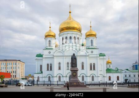 ROSTOV SUR LE DON, RUSSIE - 03 OCTOBRE 2021 : monument à Saint-Dmitry - Métropolitain de Rostov sur le fond de la cathédrale de la Nativité de la BL Banque D'Images