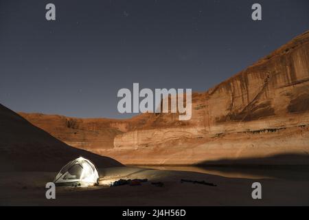 Camping sous ciel étoilé, lac Powell, terrain de loisirs national de Glen Canyon, comté de Kane, Utah, États-Unis Banque D'Images