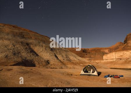 Camping sous ciel étoilé, lac Powell, terrain de loisirs national de Glen Canyon, comté de Kane, Utah, États-Unis Banque D'Images