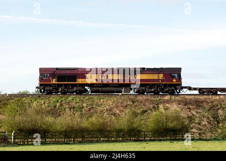 EWS classe 66 diesel locomotive no 66207 tirant un train de marchandises, Warwickshire, Royaume-Uni Banque D'Images