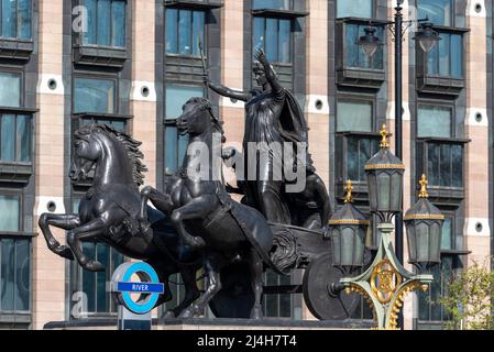 Boadicea et sa statue de bronze à Westminster, Londres, Royaume-Uni, au-dessus d'un stand de vente touristique. Panneau indiquant le terminal du ferry de Westminster Pier Banque D'Images