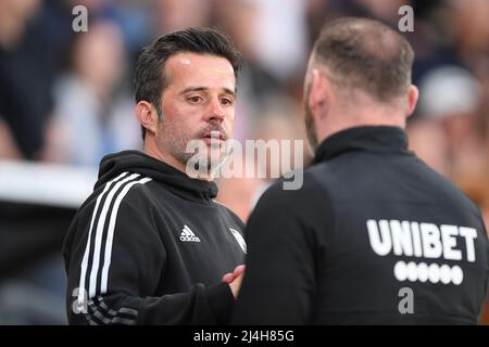 DERBY, ROYAUME-UNI. 15th AVRIL Marco Silva, directeur de Fulham Shakes a avec Wayne Rooney, directeur de Derby County pendant le match de championnat Sky Bet entre Derby County et Fulham au Pride Park, Derby le vendredi 15th avril 2022. (Credit: Jon Hobley | MI News) Credit: MI News & Sport /Alay Live News Banque D'Images