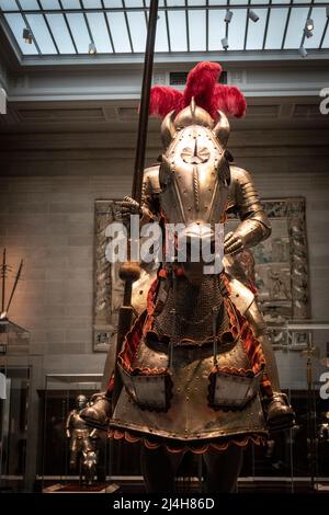 chevalier sur un cheval portant une armure du Moyen-âge européen Banque D'Images