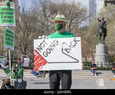 NEW YORK, New York – le 14 avril 2022 : un manifestant contre le droit à l’avortement se manifeste dans le parc Union Square de Manhattan. Banque D'Images