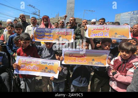 Gaza, Palestine. 15th avril 2022. Les Palestiniens brandissent des banderoles lorsqu'ils participent à une manifestation de solidarité avec les fidèles de la mosquée Al-Aqsa à Khan Yunis, dans le sud de la bande de Gaza. Des affrontements ont éclaté entre les forces de sécurité israéliennes et les Palestiniens de Jérusalem (adorateurs de la mosquée Al-Aqsa), à la lumière de l'escalade des tensions ces dernières semaines en Cisjordanie et à Jérusalem. Crédit : SOPA Images Limited/Alamy Live News Banque D'Images