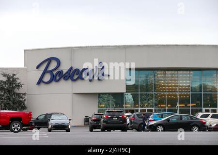 Selinsgrove, Pennsylvanie, États-Unis. 14th avril 2022. Les voitures et les acheteurs sont vus dans le grand magasin de Boscov du centre commercial Susquehanna Valley. (Image de crédit : © Paul Weaver/SOPA Images via ZUMA Press Wire) Banque D'Images