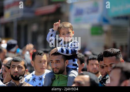 Gaza, Palestine. 15th avril 2022. Un garçon palestinien participe à une manifestation de solidarité avec les adorateurs de la mosquée Al-Aqsa à Khan Yunis, dans le sud de la bande de Gaza. Des affrontements ont éclaté entre les forces de sécurité israéliennes et les Palestiniens de Jérusalem (adorateurs de la mosquée Al-Aqsa), à la lumière de l'escalade des tensions ces dernières semaines en Cisjordanie et à Jérusalem. Crédit : SOPA Images Limited/Alamy Live News Banque D'Images