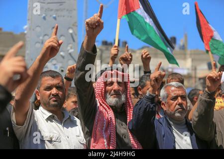 Gaza, Palestine. 15th avril 2022. Les Palestiniens font des gestes et brandissent des slogans lorsqu'ils participent à une manifestation de solidarité avec les fidèles de la mosquée Al-Aqsa à Khan Yunis, dans le sud de la bande de Gaza. Des affrontements ont éclaté entre les forces de sécurité israéliennes et les Palestiniens de Jérusalem (adorateurs de la mosquée Al-Aqsa), à la lumière de l'escalade des tensions ces dernières semaines en Cisjordanie et à Jérusalem. (Photo de Yousef Masoud/SOPA Images/Sipa USA) crédit: SIPA USA/Alay Live News Banque D'Images