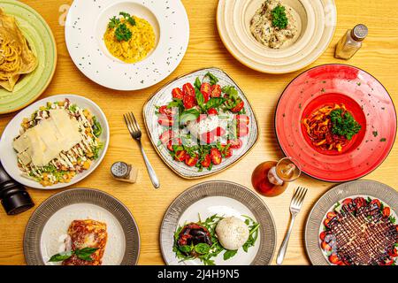 Ensemble de plats italiens, recettes de pâtes au parmesan, gnocchi à la sauce, salade burrata aux tomates cerises, lasagnes à la viande, sel et poivre Banque D'Images