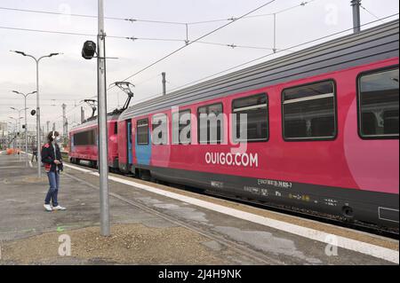 FRANCE, PARIS (75) 12TH AR. GARE DE BERCY. TRAIN OUIGO À QUAY. LA SNCF A MIS EN SERVICE DES TRAINS À BAS PRIX Banque D'Images