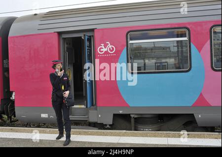 FRANCE, PARIS (75) 12TH AR. GARE DE BERCY. TRAIN OUIGO À QUAY. LA SNCF A MIS EN SERVICE DES TRAINS À BAS PRIX Banque D'Images