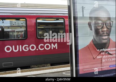 FRANCE, PARIS (75) 12TH AR. GARE DE BERCY. TRAIN OUIGO À QUAY. LA SNCF A MIS EN SERVICE DES TRAINS À BAS PRIX Banque D'Images