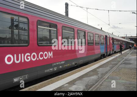 FRANCE, PARIS (75) 12TH AR. GARE DE BERCY. TRAIN OUIGO À QUAY. LA SNCF A MIS EN SERVICE DES TRAINS À BAS PRIX Banque D'Images