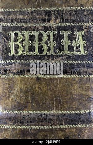 colonne vertébrale en cuir d'une bible vintage Banque D'Images