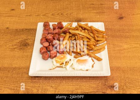 Nourriture délicieuse pour les enfants, œufs frits, pommes de terre et morceaux de saucisses frites Banque D'Images