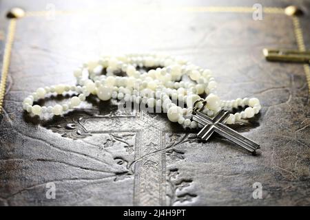 rosary sur la couverture d'une bible vintage Banque D'Images