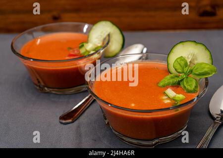 Vue panoramique sur les bols en verre transparent avec Gaspacho Andaluz. Une soupe de légumes et de produits biologiques ou une boisson froide qui est ivre en été ou par temps chaud. Banque D'Images