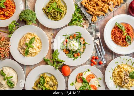 Recette alimentaire italienne avec salade de caprese, salade avec burrata et arugula, bolognaise spaghetti, gnocchi pesto, carbonaras spaghetti, brocoli, tagliatell Banque D'Images
