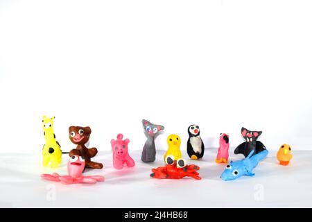 Un ensemble de jouets en plastique sur fond blanc. Jouets en plastique sous forme d'animaux. Banque D'Images