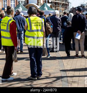 Epsom Surrey Londres, 15 2022 avril, Open Air religieux Pâques Festival Réunion dans Un marché Square avec une foule de gens Banque D'Images