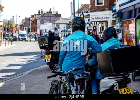 Epsom Surrey Londres, avril 15 2022, livraison à domicile les Riders garés en attente de commande de nourriture Banque D'Images