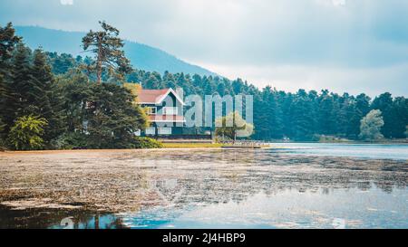 Parc national de Golcuk Bolu Turquie. Maison en bois d'automne sur le lac à l'intérieur de la forêt dans le parc national de Bolu Golcuk, Turquie Banque D'Images