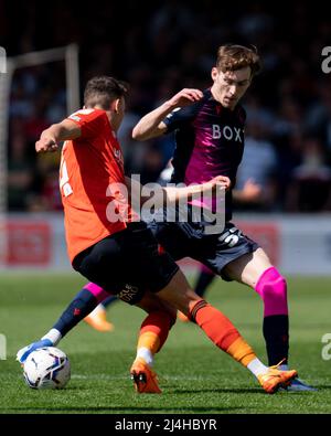 Luton, Royaume-Uni. 27th mars 2022. KAL Naismith #4 de Luton Town bataille pour la balle avec James Garner #37 de Nottingham Forest à Luton, Royaume-Uni le 3/27/2022. (Photo de Richard Washbrooke/News Images/Sipa USA) crédit: SIPA USA/Alay Live News Banque D'Images