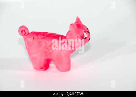 Porcelet de plasticine. Jouets en plastique sur fond blanc. Banque D'Images