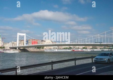 Le pont Elisabeth est un pont suspendu achevé en 1964, qui s'étend sur le Danube et rejoint les villes de Buda et Pest, en Hongrie. Banque D'Images