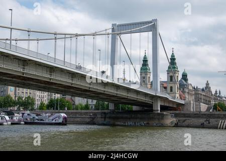 Le pont Elisabeth est un pont suspendu achevé en 1964, qui s'étend sur le Danube et rejoint les villes de Buda et Pest, en Hongrie. Banque D'Images