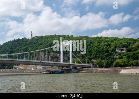 Le pont Elisabeth est un pont suspendu achevé en 1964, qui s'étend sur le Danube et rejoint les villes de Buda et Pest, en Hongrie. Banque D'Images