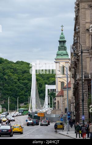 Le pont Elisabeth est un pont suspendu achevé en 1964, qui s'étend sur le Danube et rejoint les villes de Buda et Pest, en Hongrie. Banque D'Images