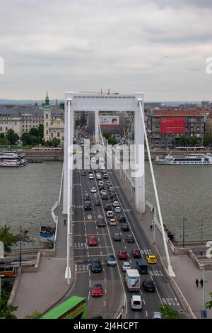 Le pont Elisabeth est un pont suspendu achevé en 1964, qui s'étend sur le Danube et rejoint les villes de Buda et Pest, en Hongrie. Banque D'Images