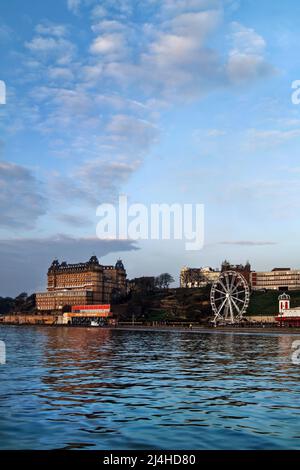 Royaume-Uni, North Yorkshire, Scarborough, Grand Hotel et Big Wheel sur Foreshore Road Banque D'Images