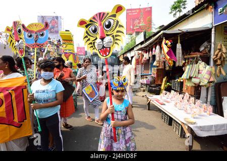 Kolkata, Inde. 25th avril 2022. Les Bengalis tiennent des masques pour célébrer le premier jour de la nouvelle année bengali. Le peuple bangladais participe à une parade colorée pour célébrer le premier jour du nouvel an bengali ou de Poila Boisakh le 14 avril 2022 à Dhaka, au Bangladesh. Des milliers de personnes le célèbrent avec différents rassemblements colorés, des programmes culturels avec la danse traditionnelle et la musique, cette année bengali a été introduite sous le régime de l'empereur Akbar pour faciliter la collecte des revenus au 16th siècle. Crédit : SOPA Images Limited/Alamy Live News Banque D'Images