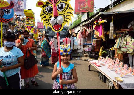 Kolkata, Inde. 25th avril 2022. Les Bengalis tiennent des masques pour célébrer le premier jour de la nouvelle année bengali. Le peuple bangladais participe à une parade colorée pour célébrer le premier jour du nouvel an bengali ou de Poila Boisakh le 14 avril 2022 à Dhaka, au Bangladesh. Des milliers de personnes le célèbrent avec différents rassemblements colorés, des programmes culturels avec la danse traditionnelle et la musique, cette année bengali a été introduite sous le régime de l'empereur Akbar pour faciliter la collecte des revenus au 16th siècle. Crédit : SOPA Images Limited/Alamy Live News Banque D'Images