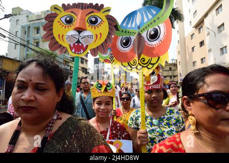 Kolkata, Inde. 25th avril 2022. Les Bengalis tiennent des masques pour célébrer le premier jour de la nouvelle année bengali. Le peuple bangladais participe à une parade colorée pour célébrer le premier jour du nouvel an bengali ou de Poila Boisakh le 14 avril 2022 à Dhaka, au Bangladesh. Des milliers de personnes le célèbrent avec différents rassemblements colorés, des programmes culturels avec la danse traditionnelle et la musique, cette année bengali a été introduite sous le régime de l'empereur Akbar pour faciliter la collecte des revenus au 16th siècle. Crédit : SOPA Images Limited/Alamy Live News Banque D'Images