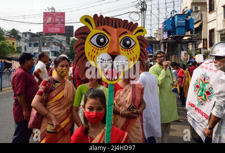 Kolkata, Inde. 25th avril 2022. Les Bengalis tiennent des masques pour célébrer le premier jour de la nouvelle année bengali. Le peuple bangladais participe à une parade colorée pour célébrer le premier jour du nouvel an bengali ou de Poila Boisakh le 14 avril 2022 à Dhaka, au Bangladesh. Des milliers de personnes le célèbrent avec différents rassemblements colorés, des programmes culturels avec la danse traditionnelle et la musique, cette année bengali a été introduite sous le régime de l'empereur Akbar pour faciliter la collecte des revenus au 16th siècle. Crédit : SOPA Images Limited/Alamy Live News Banque D'Images