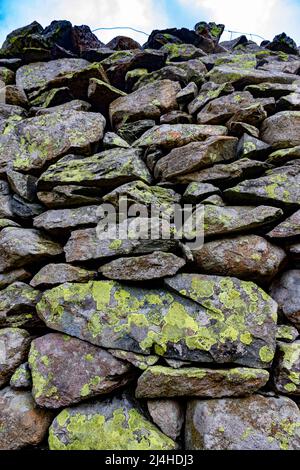 Carte vert lime lichen sur les murs de pierre sèche Lake District Cumbria Angleterre Banque D'Images