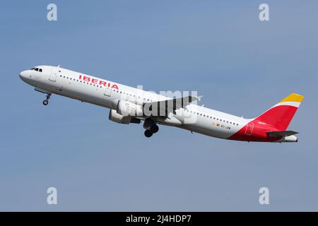 Un Airbus A321 exploité par Iberia part de l'aéroport de Londres Heathrow Banque D'Images