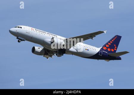 Un Airbus A320 exploité par Brussels Airlines part de l'aéroport de Londres Heathrow Banque D'Images