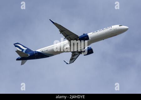 Un Airbus A321 NEO exploité par Aegean Airlines part de l'aéroport de Londres Heathrow Banque D'Images