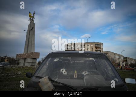 Borodyanka, près de Kiev, Ukraine - 15 avril 2022: Les fenêtres brisées d'une voiture dans le centre de Borodyanka pendant l'occupation russe crédit: Piero Cruciatti/Alay Live News Banque D'Images