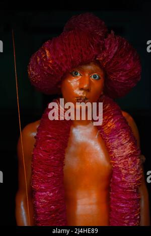 Un dévot pose une photo avant la procession de Lal Kach le tout dernier jour de l'année Bangla. Le festival Lal Kach (verre rouge) est célébré dans la communauté locale pendant de nombreuses décennies. Les hommes hindous se peignent en rouge et assistent à une procession avec des épées alors qu'ils montrent le pouvoir contre les mauvais sprits tout en terminant un an et en accueillant un autre nouvel an Bangla. Banque D'Images