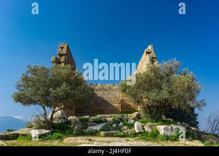 Vue sur le temple d'Athéna d'Herakleia à Latmus (Latmos). Lac BAFA, Milas, Turquie. Montagnes de Besparmak Banque D'Images