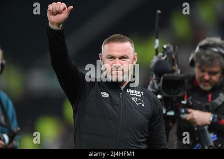 DERBY, ROYAUME-UNI. 15th AVRIL Wayne Rooney, directeur du comté de Derby célèbre la victoire lors du match de championnat Sky Bet entre le comté de Derby et Fulham au Pride Park, Derby, le vendredi 15th avril 2022. (Credit: Jon Hobley | MI News) Credit: MI News & Sport /Alay Live News Banque D'Images