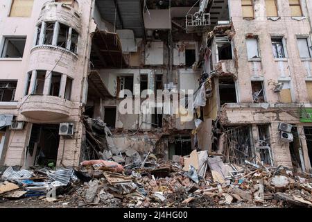 Kharhiv, Ukraine. 14th avril 2022. Un bâtiment résidentiel détruit par des bombardements russes vu à Kharkiv. Alors que la Russie réapprovisionne ses troupes et concentre l'offensive sur la partie orientale de l'Ukraine, Kharkiv, la deuxième plus grande ville d'Ukraine, est maintenant sous la menace constante de bombardements et de frappes aériennes russes. (Photo par Alex Chan TSZ Yuk/SOPA Images/Sipa USA) crédit: SIPA USA/Alay Live News Banque D'Images