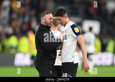 DERBY, ROYAUME-UNI. 15th AVRIL Wayne Rooney, directeur du comté de Derby célèbre la victoire avec Luke Plange du comté de Derby lors du match de championnat Sky Bet entre le comté de Derby et Fulham au Pride Park, Derby le vendredi 15th avril 2022. (Credit: Jon Hobley | MI News) Credit: MI News & Sport /Alay Live News Banque D'Images