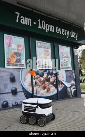 Un robot de livraison Starship à l'extérieur d'un supermarché Budgens à Milton Keynes. Banque D'Images