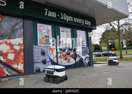 Robots de livraison Starship devant un supermarché Budgens à Milton Keynes. Banque D'Images